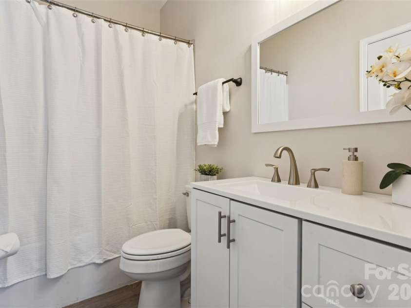 8426 Heron Glen Drive, Charlotte, NC 28269.  MLS# CAR4405282, YatesRealty ID 39349. 