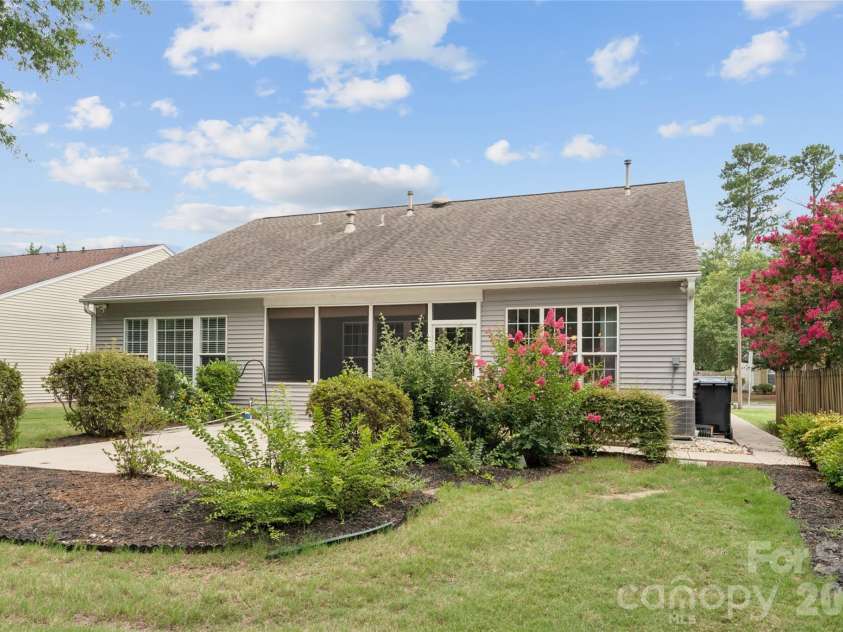 8426 Heron Glen Drive, Charlotte, NC 28269.  MLS# CAR4405282, YatesRealty ID 39349. 