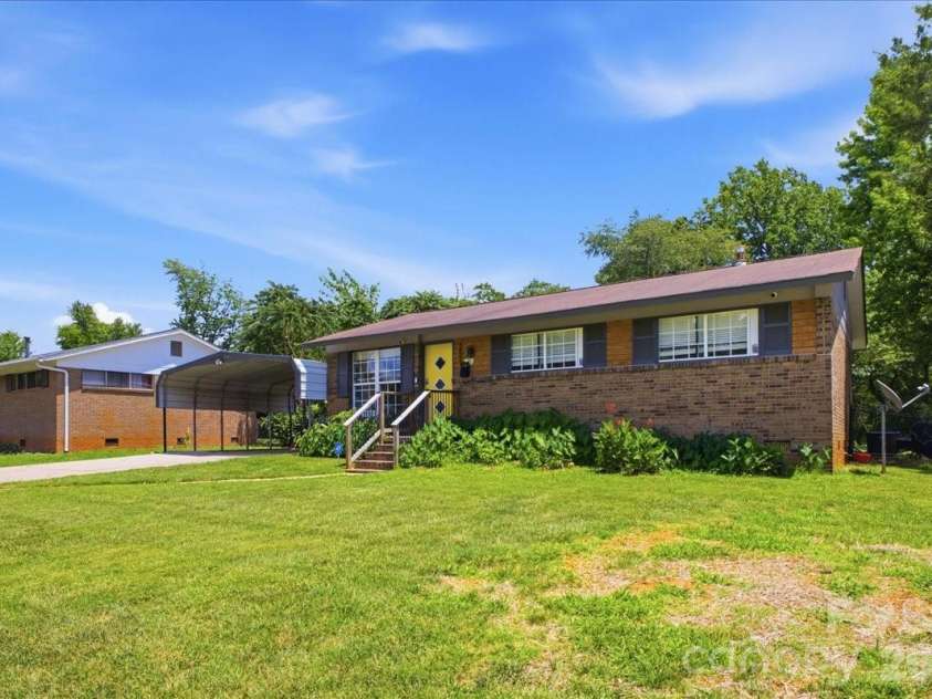 2521 Alleghany Street, Charlotte, NC 28208.  MLS# CAR4437661, YatesRealty ID 39350. 