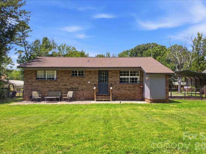 2521 Alleghany Street, Charlotte, NC 28208.  MLS# CAR4437661, YatesRealty ID 39350. 