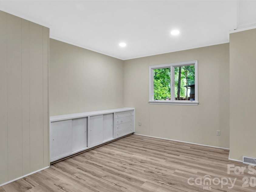 233 Dogwood Drive, Mount Holly, NC 28120.  MLS# CAR4406602, YatesRealty ID 39356. 