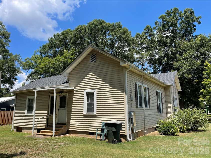 234 Jefferson Street, York, SC 29745.  MLS# CAR4406642, YatesRealty ID 39357. 