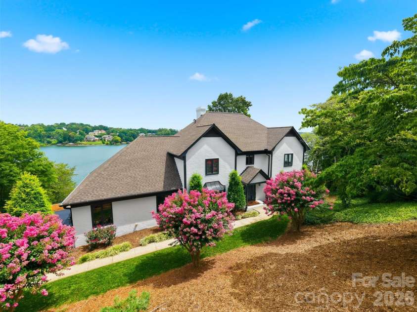 476 44th Avenue Drive, Hickory, NC 28601.  MLS# CAR4406510, YatesRealty ID 39362. 
