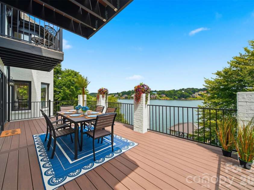 476 44th Avenue Drive, Hickory, NC 28601.  MLS# CAR4406510, YatesRealty ID 39362. 