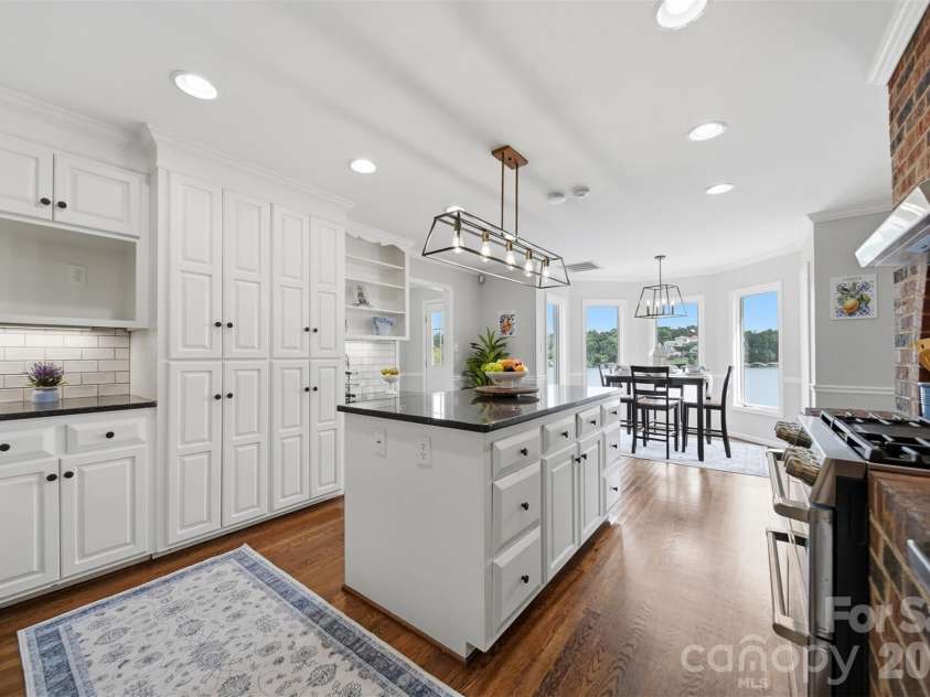 476 44th Avenue Drive, Hickory, NC 28601.  MLS# CAR4406510, YatesRealty ID 39362. 