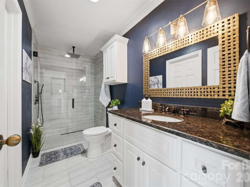 476 44th Avenue Drive, Hickory, NC 28601.  MLS# CAR4406510, YatesRealty ID 39362. 