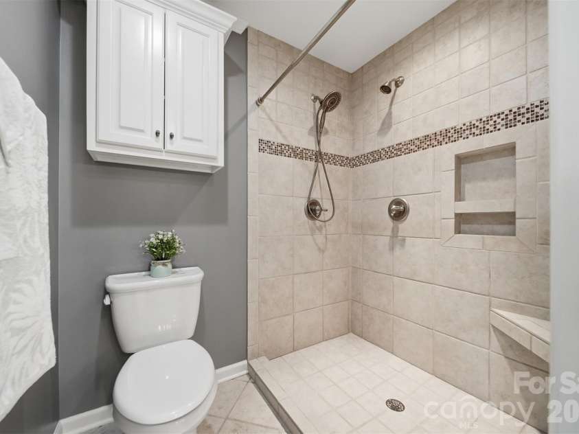 476 44th Avenue Drive, Hickory, NC 28601.  MLS# CAR4406510, YatesRealty ID 39362. 