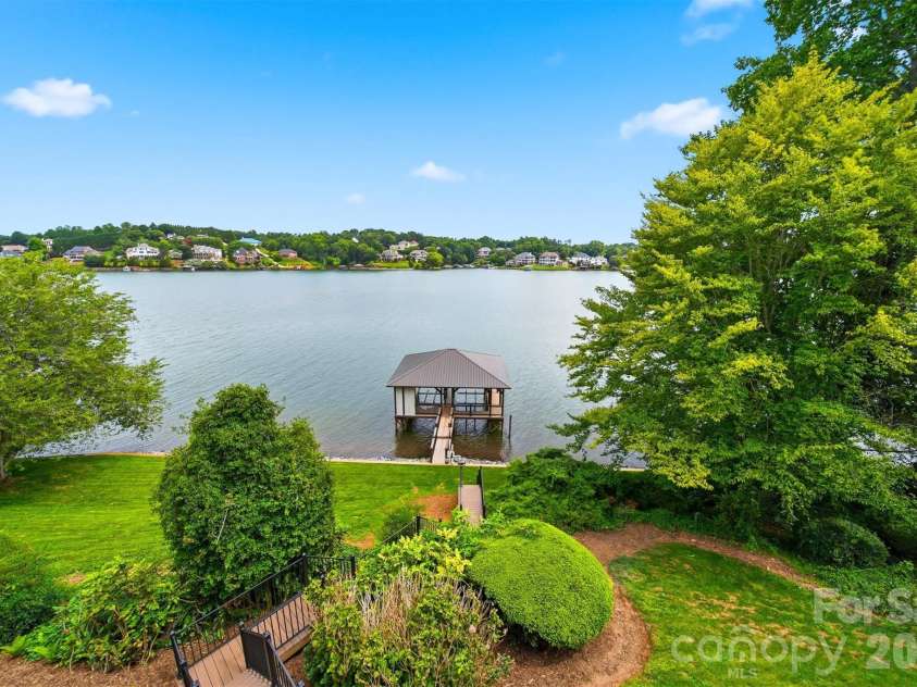 476 44th Avenue Drive, Hickory, NC 28601.  MLS# CAR4406510, YatesRealty ID 39362. 