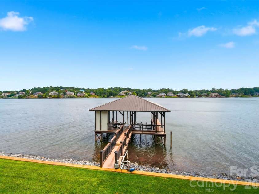 476 44th Avenue Drive, Hickory, NC 28601.  MLS# CAR4406510, YatesRealty ID 39362. 