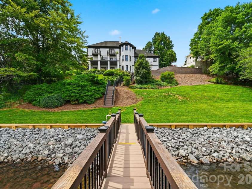 476 44th Avenue Drive, Hickory, NC 28601.  MLS# CAR4406510, YatesRealty ID 39362. 