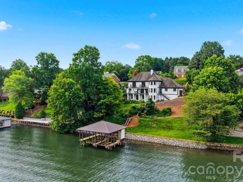 476 44th Avenue Drive, Hickory, NC 28601.  MLS# CAR4406510, YatesRealty ID 39362. 