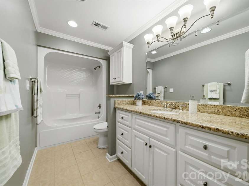 476 44th Avenue Drive, Hickory, NC 28601.  MLS# CAR4406510, YatesRealty ID 39362. 