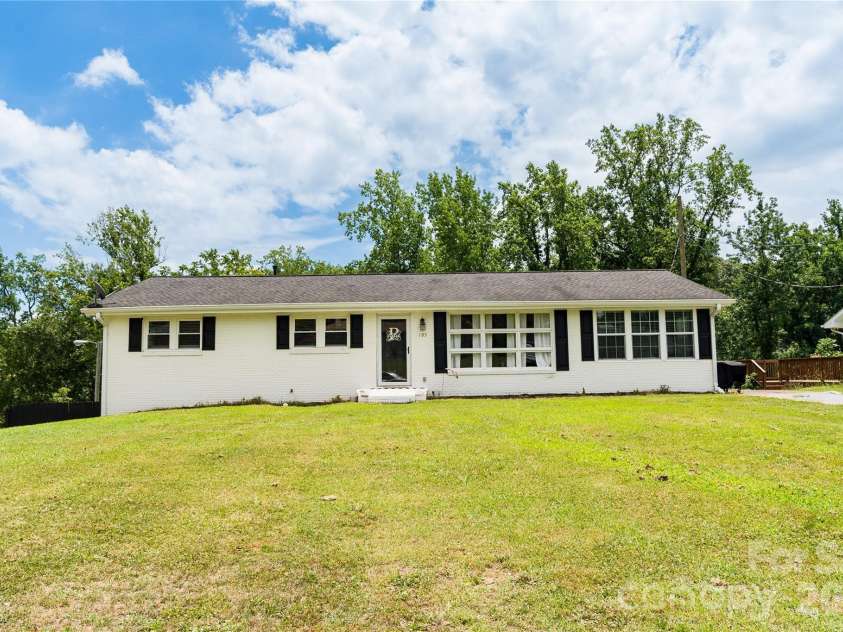195 Stribling Circle, Spartanburg, SC 29301.  MLS# CAR4406690, YatesRealty ID 39363. 
