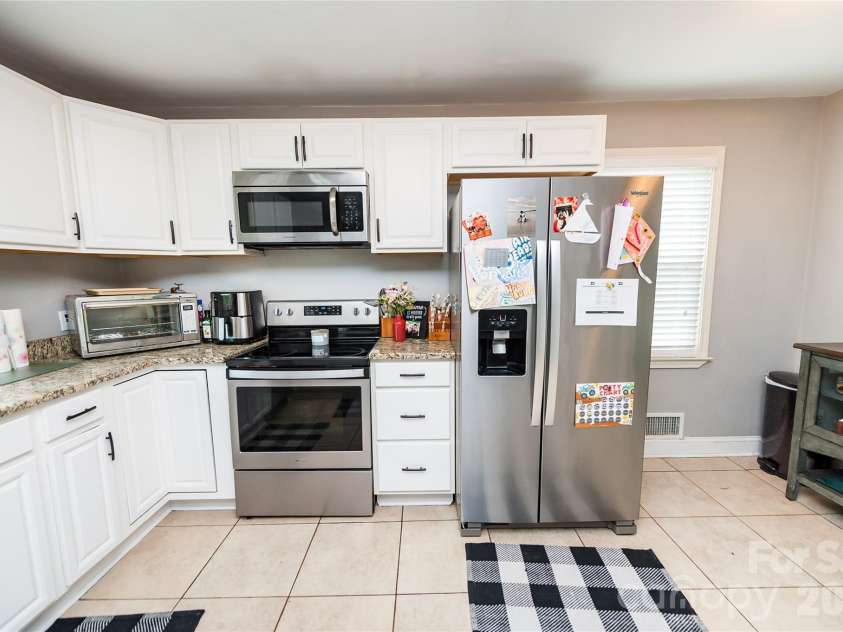 195 Stribling Circle, Spartanburg, SC 29301.  MLS# CAR4406690, YatesRealty ID 39363. 