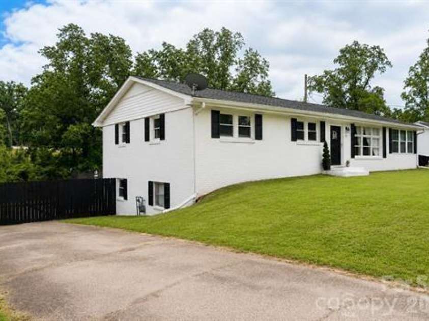 195 Stribling Circle, Spartanburg, SC 29301.  MLS# CAR4406690, YatesRealty ID 39363. 