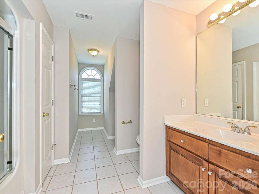 2354 Perry Road, Denver, NC 28037.  MLS# CAR4405892, YatesRealty ID 39365. Upstairs Guest Full Bath