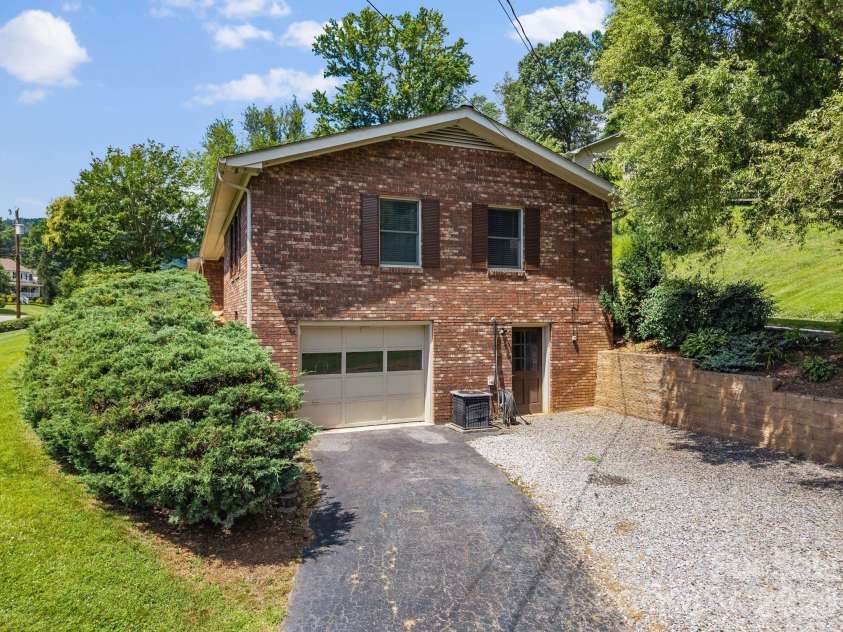 44 Green Drive, Waynesville, NC 28785.  MLS# CAR4401809, YatesRealty ID 39368. 