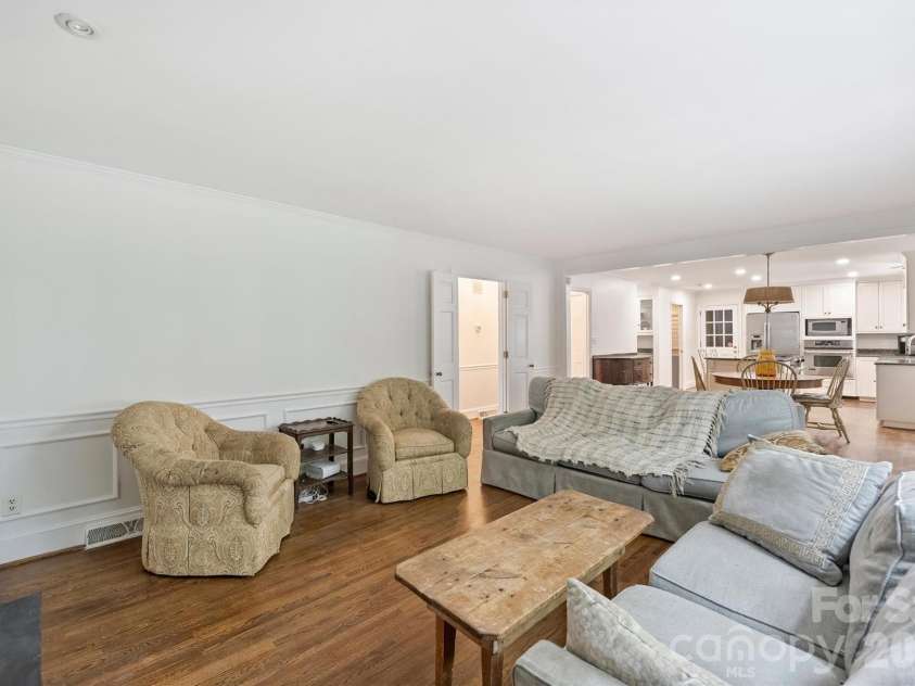 2830 Wickersham Road, Charlotte, NC 28211.  MLS# CAR4400716, YatesRealty ID 39371. 