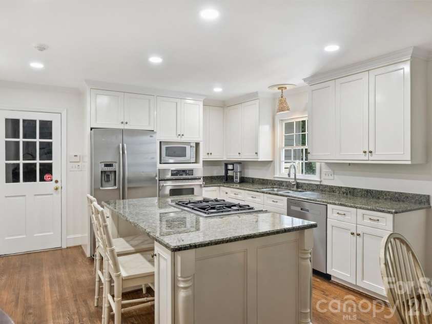 2830 Wickersham Road, Charlotte, NC 28211.  MLS# CAR4400716, YatesRealty ID 39371. 