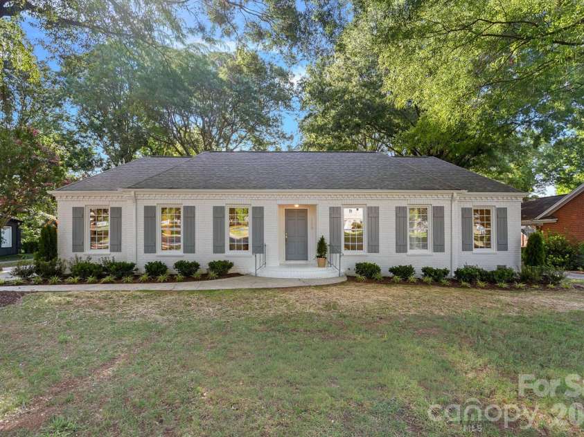 1100 Braeburn Road, Charlotte, NC 28211.  MLS# CAR4404806, YatesRealty ID 39372. 