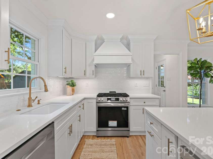 1100 Braeburn Road, Charlotte, NC 28211.  MLS# CAR4404806, YatesRealty ID 39372. 