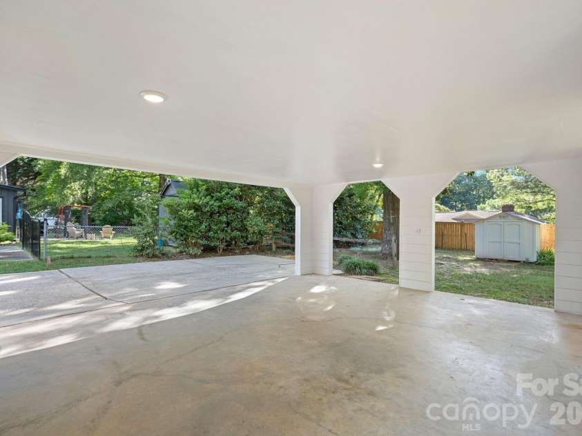 1100 Braeburn Road, Charlotte, NC 28211.  MLS# CAR4404806, YatesRealty ID 39372. 