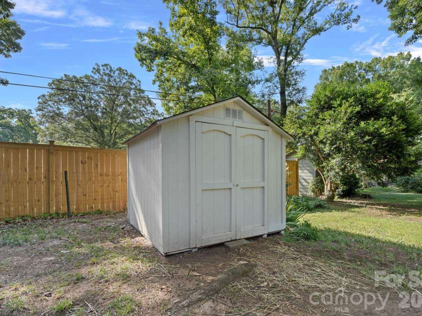 1100 Braeburn Road, Charlotte, NC 28211.  MLS# CAR4404806, YatesRealty ID 39372. 