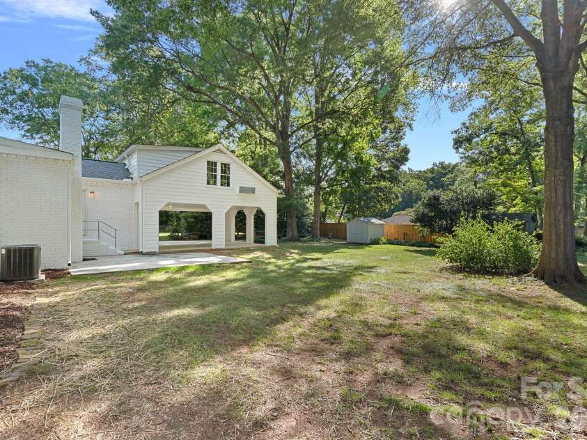 1100 Braeburn Road, Charlotte, NC 28211.  MLS# CAR4404806, YatesRealty ID 39372. Flat backyard