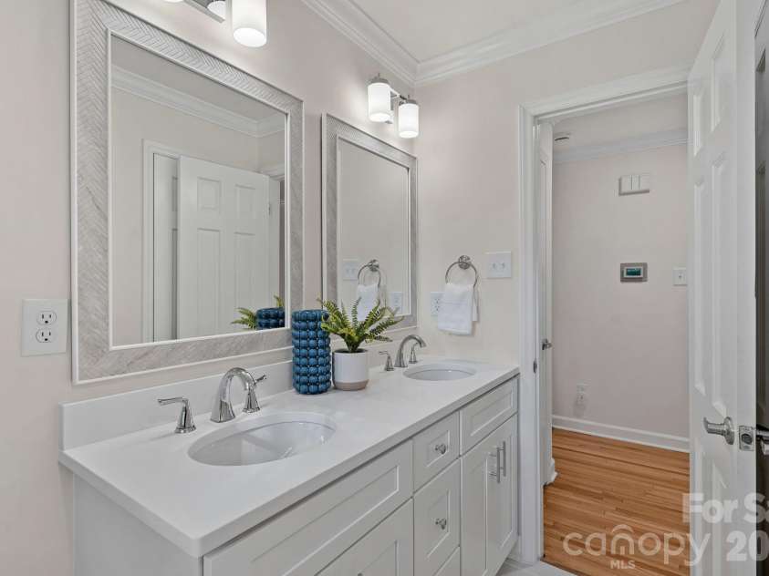 1100 Braeburn Road, Charlotte, NC 28211.  MLS# CAR4404806, YatesRealty ID 39372. Hall bath