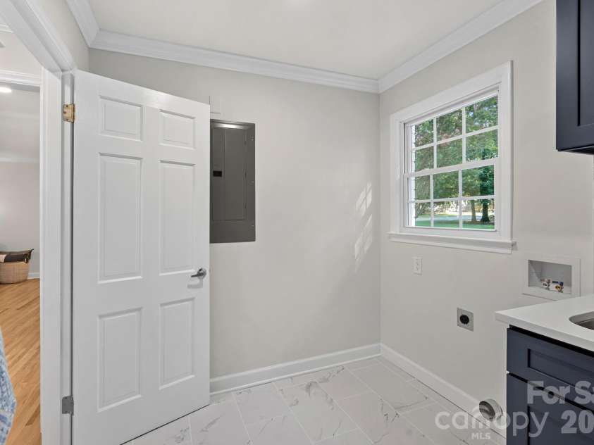1100 Braeburn Road, Charlotte, NC 28211.  MLS# CAR4404806, YatesRealty ID 39372. Washer/dryer hook ups