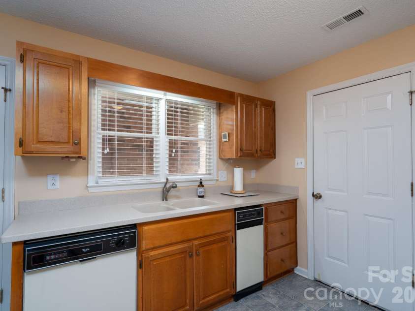 537 Camrose Circle, Concord, NC 28025.  MLS# CAR4406548, YatesRealty ID 39377. 