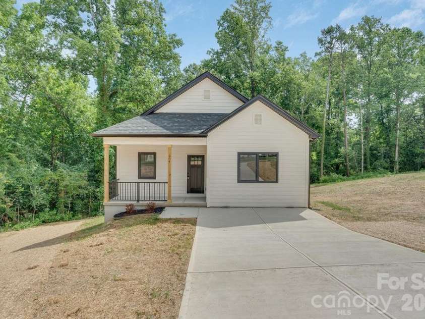 504 Pine Street, Cherryville, NC 28021.  MLS# CAR4406769, YatesRealty ID 39379. 