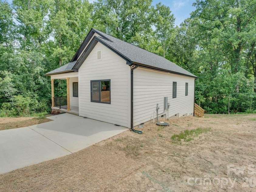 504 Pine Street, Cherryville, NC 28021.  MLS# CAR4406769, YatesRealty ID 39379. 