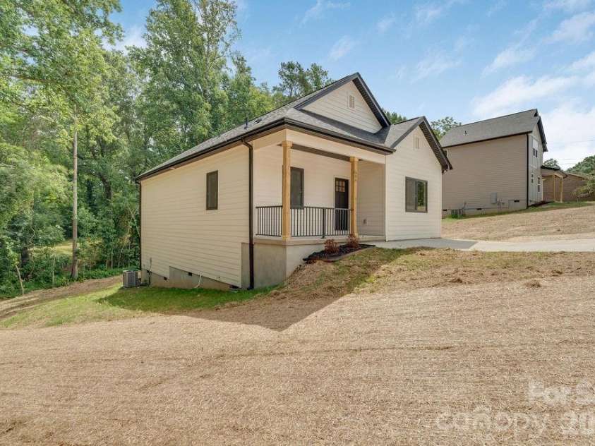 504 Pine Street, Cherryville, NC 28021.  MLS# CAR4406769, YatesRealty ID 39379. 