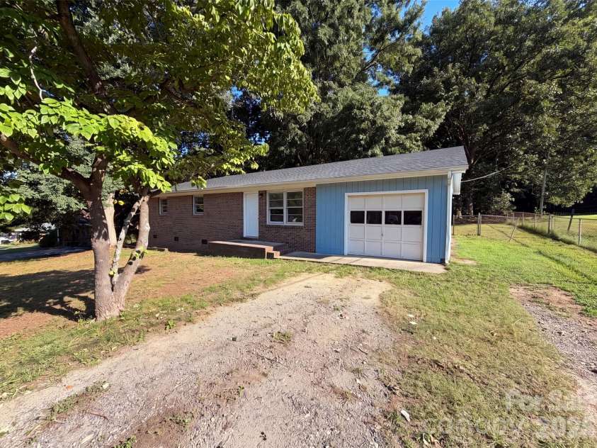 120 Riley Road, Dallas, NC 28034.  MLS# CAR4406089, YatesRealty ID 39380. 
