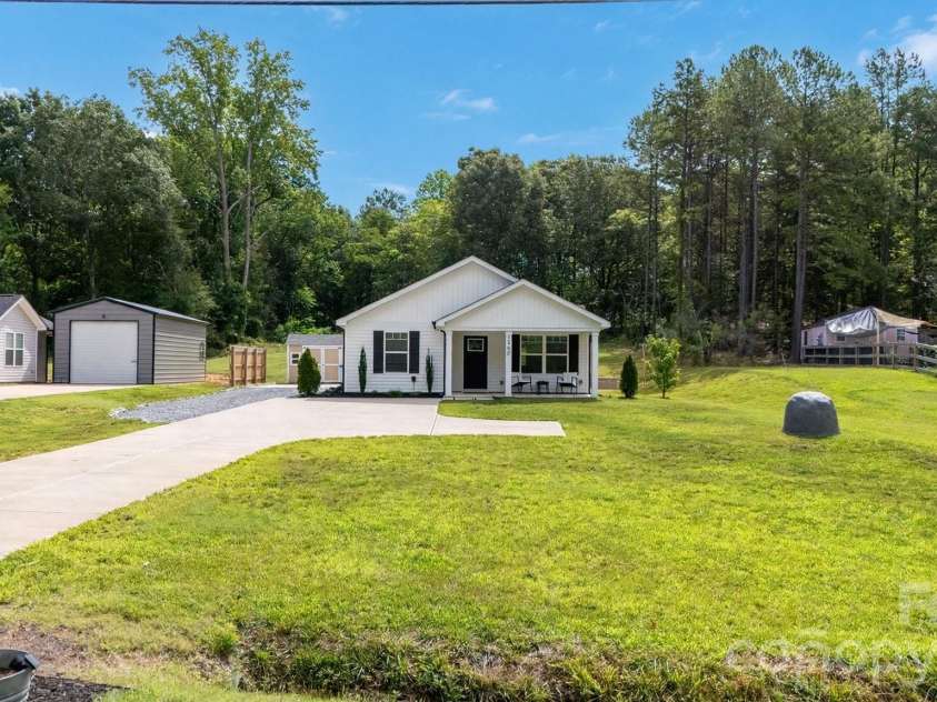 5960 Charlie Walker Road, Kannapolis, NC 28081.  MLS# CAR4406735, YatesRealty ID 39381. 