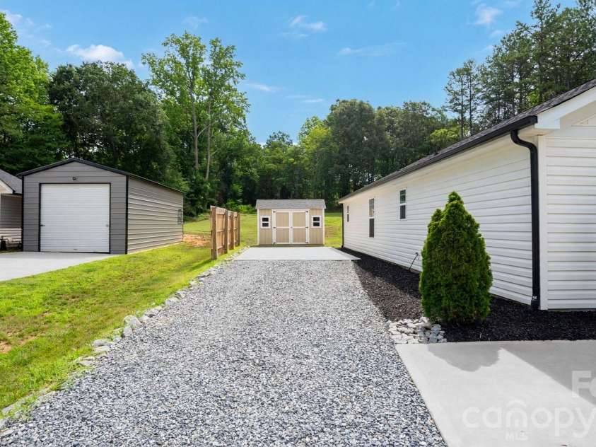 5960 Charlie Walker Road, Kannapolis, NC 28081.  MLS# CAR4406735, YatesRealty ID 39381. 