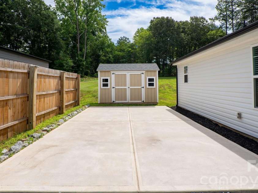5960 Charlie Walker Road, Kannapolis, NC 28081.  MLS# CAR4406735, YatesRealty ID 39381. 