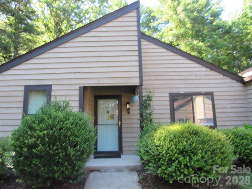 6 Woodlands Drive, Black Mountain, NC 28711.  MLS# CAR4406777, YatesRealty ID 39385. 