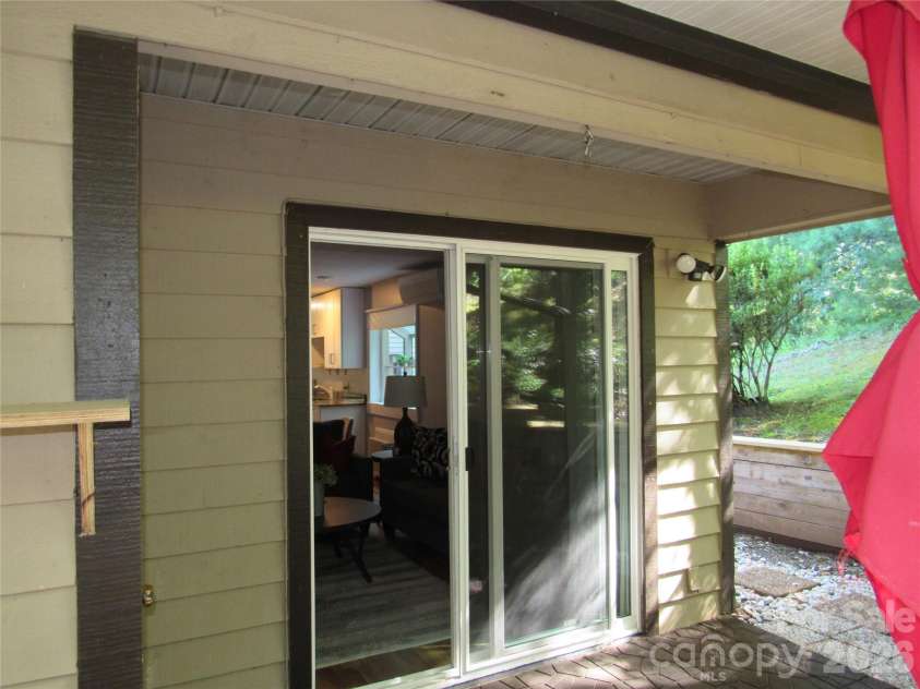 6 Woodlands Drive, Black Mountain, NC 28711.  MLS# CAR4406777, YatesRealty ID 39385. 