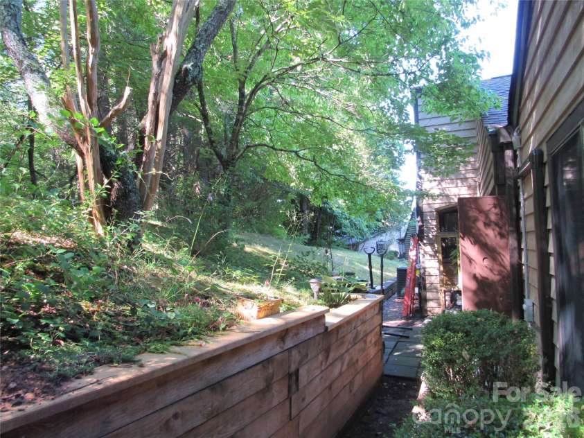 6 Woodlands Drive, Black Mountain, NC 28711.  MLS# CAR4406777, YatesRealty ID 39385. 