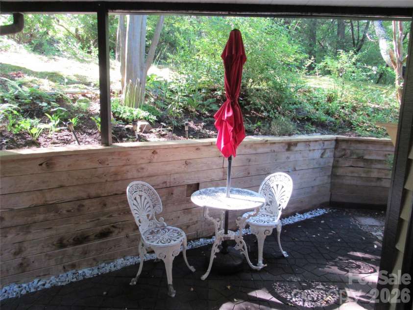 6 Woodlands Drive, Black Mountain, NC 28711.  MLS# CAR4406777, YatesRealty ID 39385. 