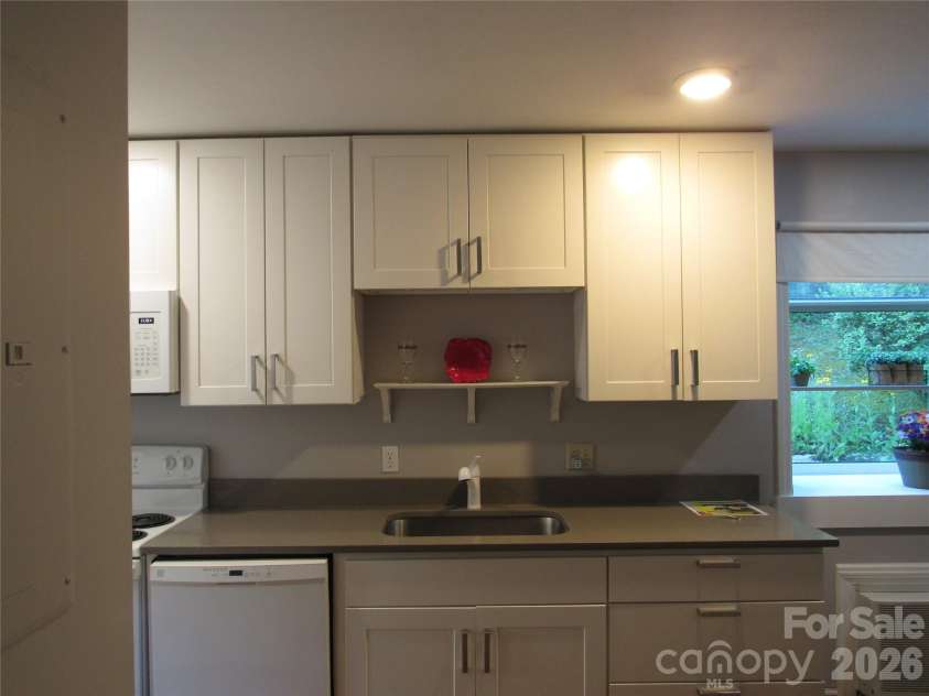 6 Woodlands Drive, Black Mountain, NC 28711.  MLS# CAR4406777, YatesRealty ID 39385. 