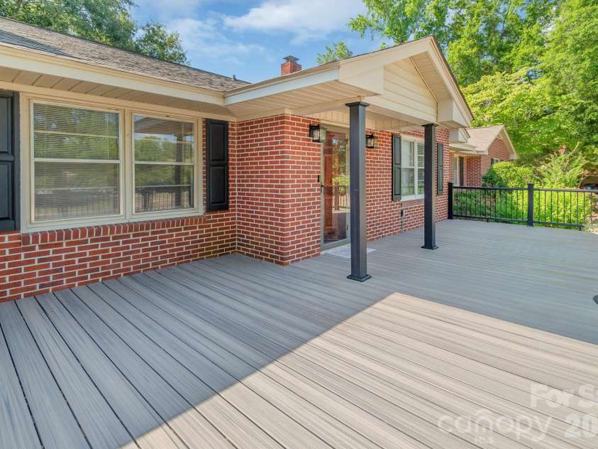 207 Park Drive, Kershaw, SC 29067.  MLS# CAR4406292, YatesRealty ID 39386. 