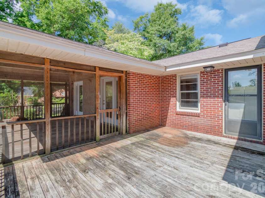207 Park Drive, Kershaw, SC 29067.  MLS# CAR4406292, YatesRealty ID 39386. 