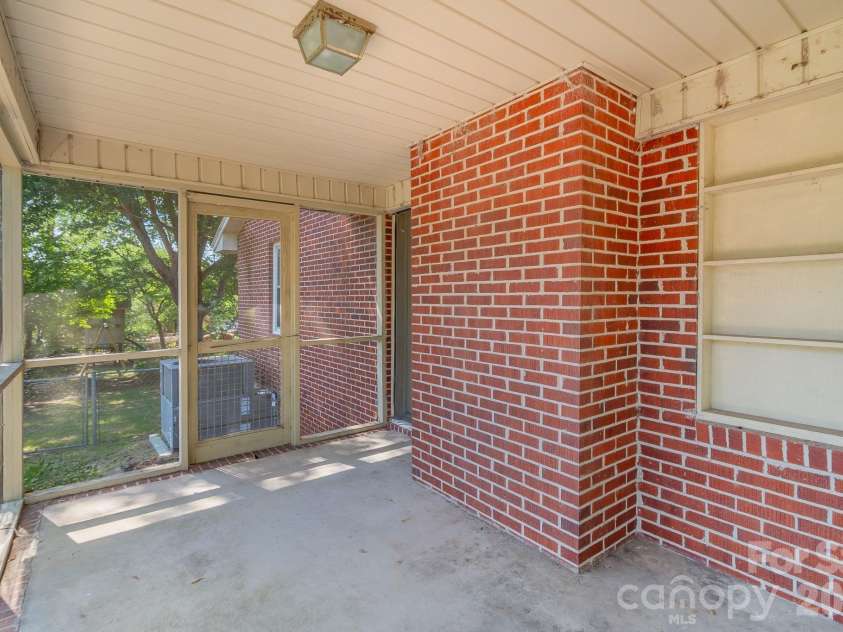 207 Park Drive, Kershaw, SC 29067.  MLS# CAR4406292, YatesRealty ID 39386. 