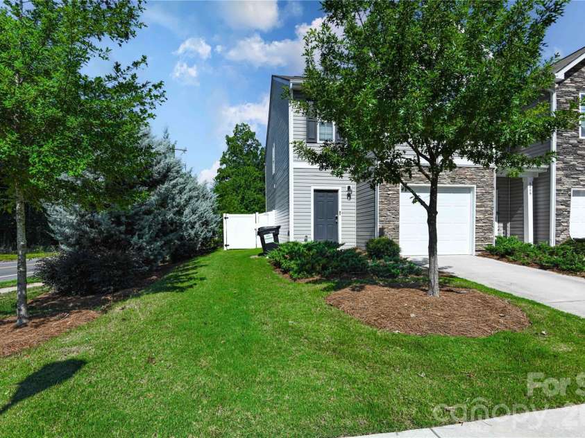 6005 Guildford Hill Lane, Charlotte, NC 28215.  MLS# CAR4406775, YatesRealty ID 39392. 