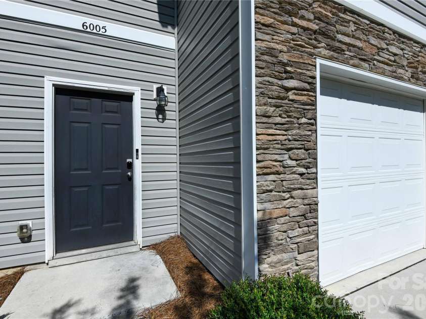 6005 Guildford Hill Lane, Charlotte, NC 28215.  MLS# CAR4406775, YatesRealty ID 39392. 