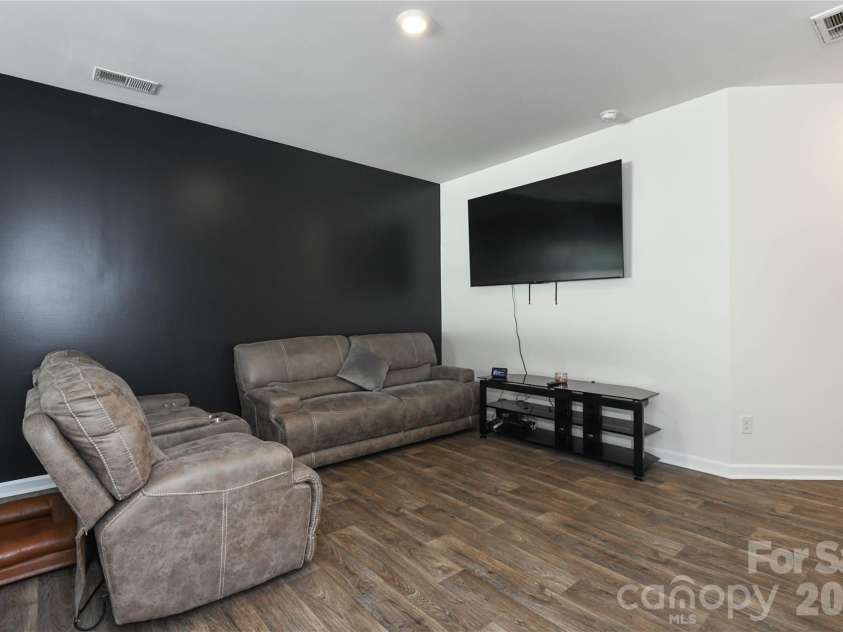 6005 Guildford Hill Lane, Charlotte, NC 28215.  MLS# CAR4406775, YatesRealty ID 39392. 
