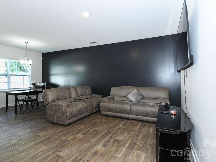 6005 Guildford Hill Lane, Charlotte, NC 28215.  MLS# CAR4406775, YatesRealty ID 39392. 